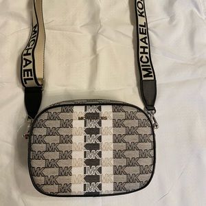 Michael Kors Maeve Large Pocket Crossbody Bag